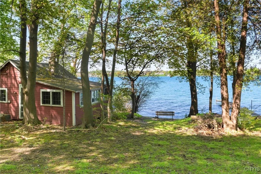 Red Lakefront Cottage beside Skaneateles Lake